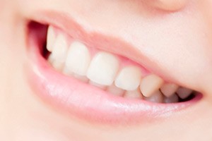 きれいな歯でほほ笑んだ口元